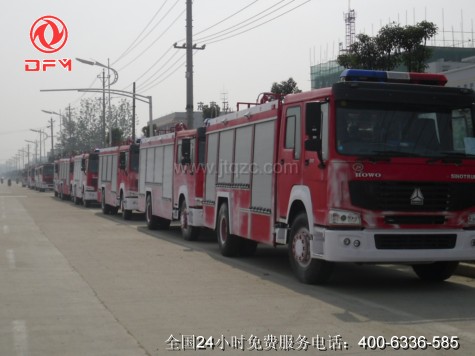 出口的水罐消防車及泡沫消防車